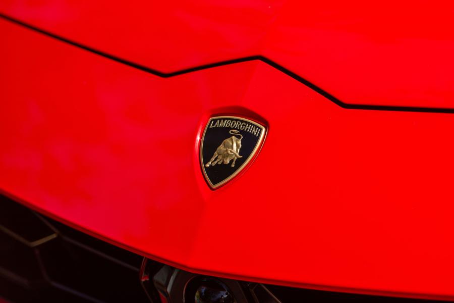 Логотип Lamborghini Urus Shiny Black Package 2018 года  (NA) (фото 33 из 40)